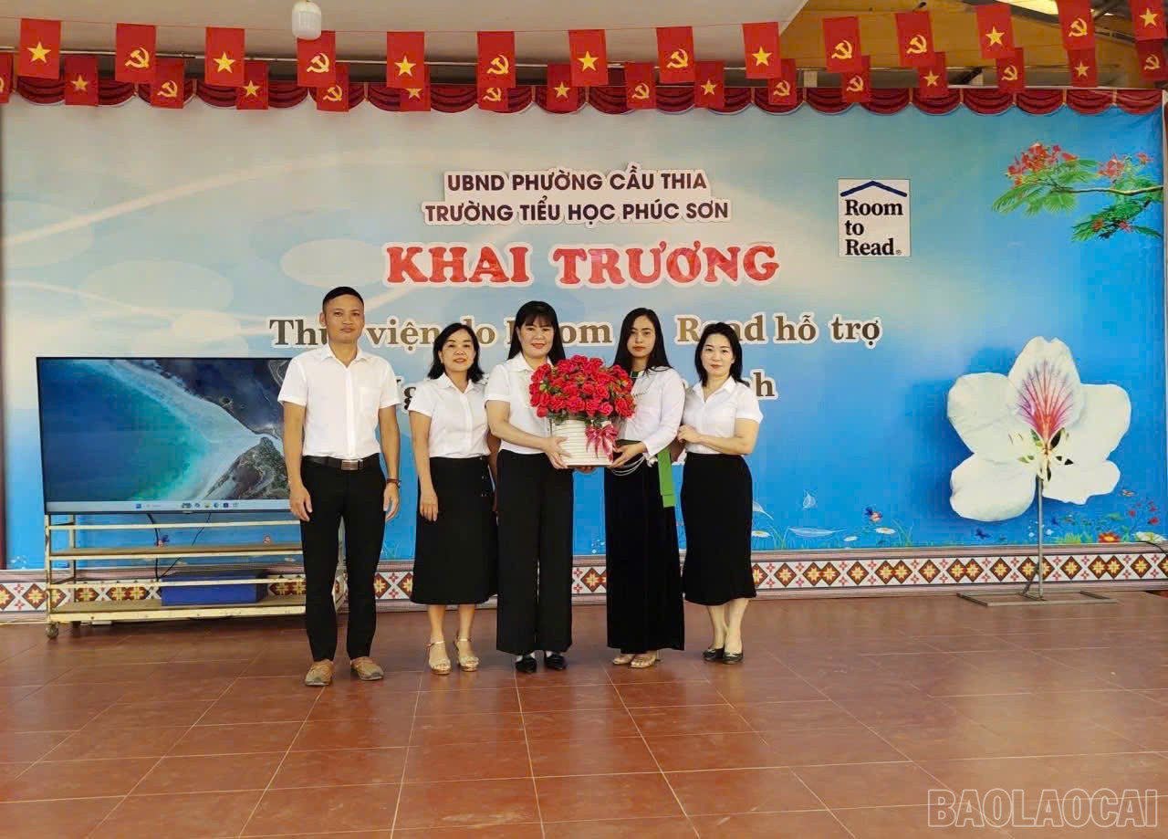 Các đơn vị tặng hoa chúc mừng nhà trường nhân dịp khai trương thư viện mới. baolaocai-br_22.jpg