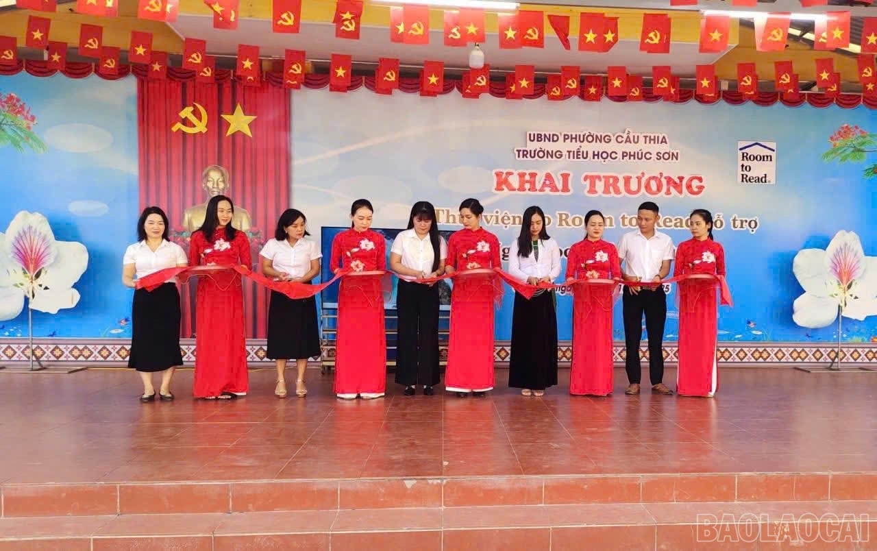 Đại biểu cắt băng khai trương “Thư viện do Room to Read hỗ trợ – Ngày đọc sách gia đình”. baolaocai-br_11.jpg