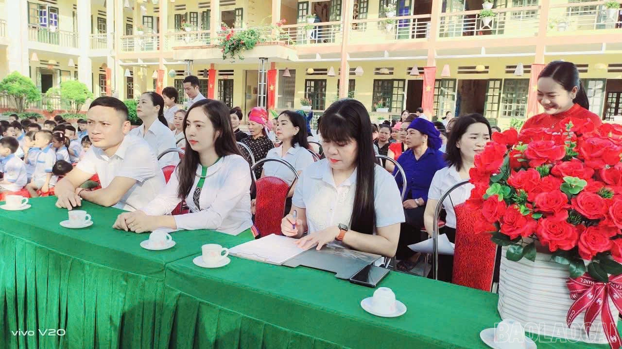 Các đại biểu tham dự lễ khai trương “Thư viện do Room to Read hỗ trợ – Ngày đọc sách gia đình” tại Trường Tiểu học Phúc Sơn. baolaocai-br_33.jpg
