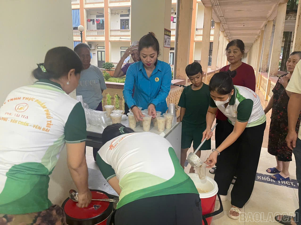 Đồng chí Vương Thị Anh – Chủ tịch Công đoàn phường Nghĩa Lộ cùng đại diện Công ty TNHH Thực phẩm Phú Tài chia cháo cho bệnh nhân. baolaocai-br_2.jpg
