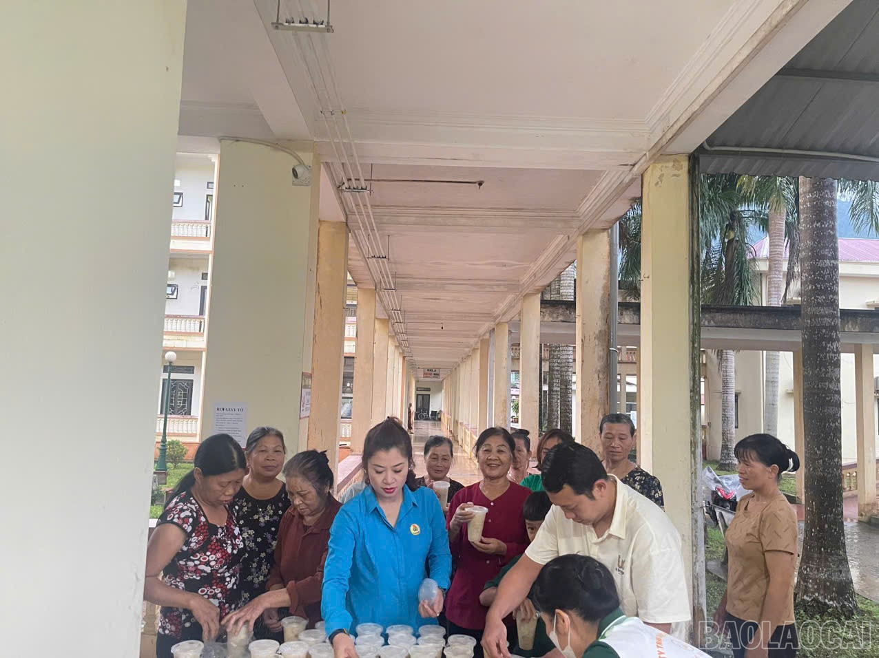 Niềm vui của những bệnh nhân đang điều trị tại Trung tâm Y tế huyện Văn Chấn khi nhận được suất cháo. baolaocai-br_6.jpg