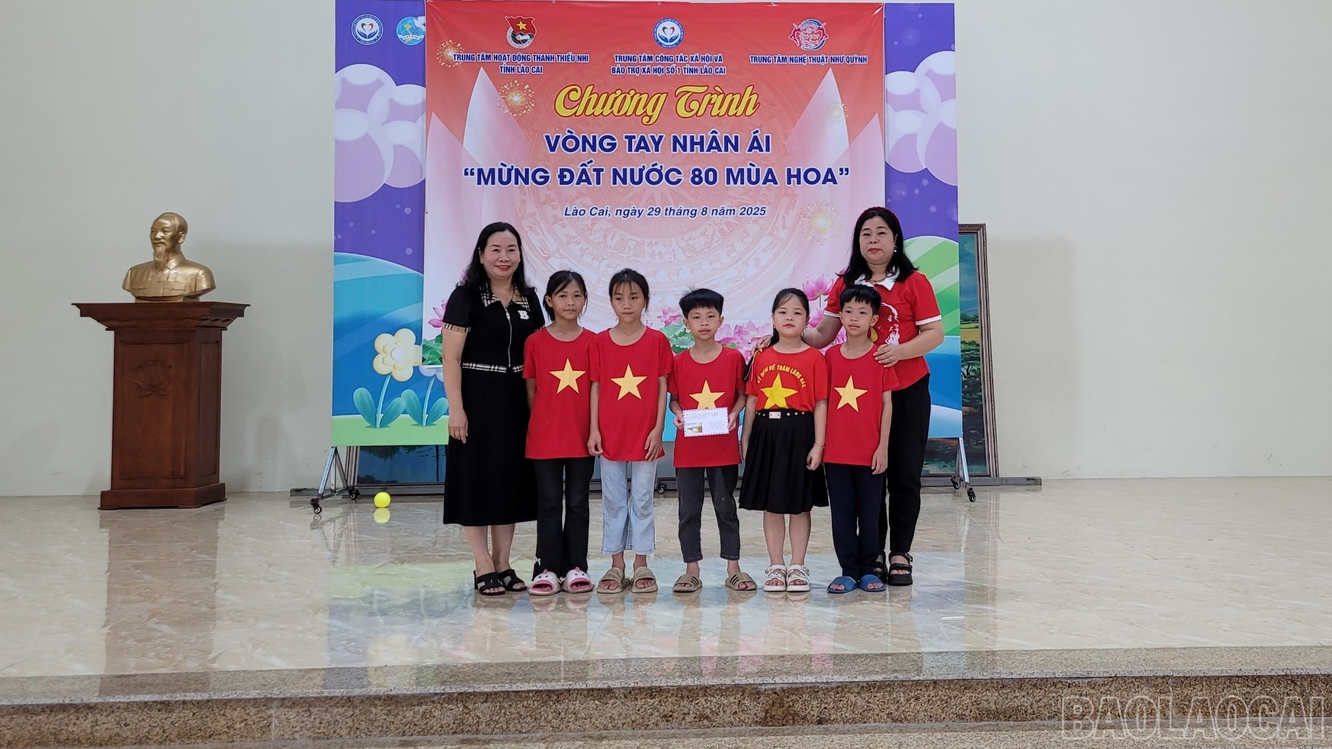 Đại diện các câu lạc bộ sinh hoạt thuộc Trung tâm Hoạt động Thanh thiếu nhi tỉnh trao tặng quà cho người cao tuổi, người khuyết tật và các em nhỏ đang được chăm sóc, nuôi dưỡng tại Trung tâm baolaocai-br_7c.jpg
