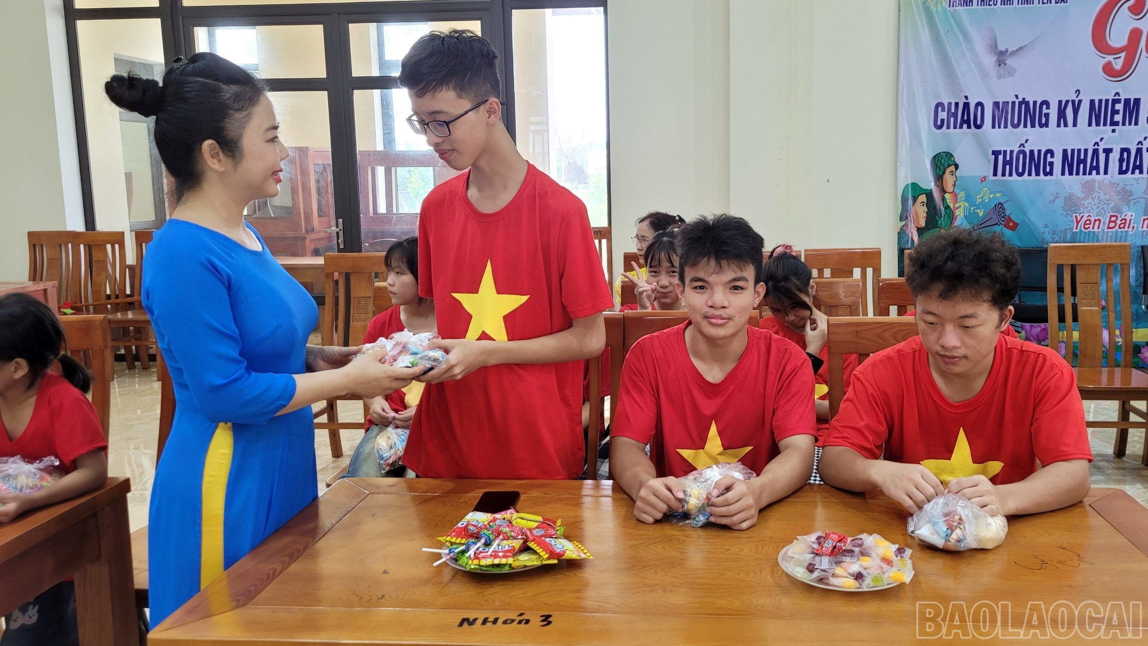 Niềm vui của các em khi được nhận quàm baolaocai-br_4c.jpg