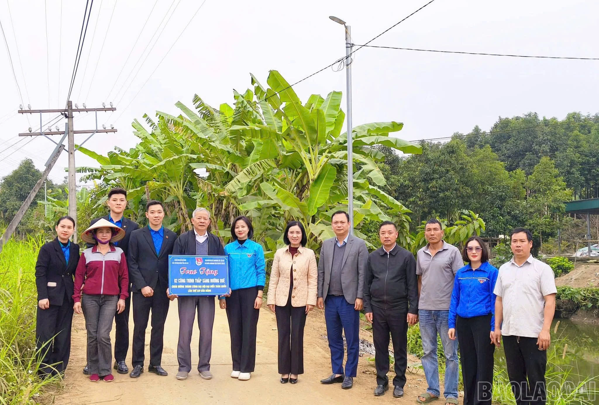 baolaocai-br_trao-tang-cong-trinh-thap-sang-duong-que-tai-thon-an-binh-xa-dong-cuong.jpg