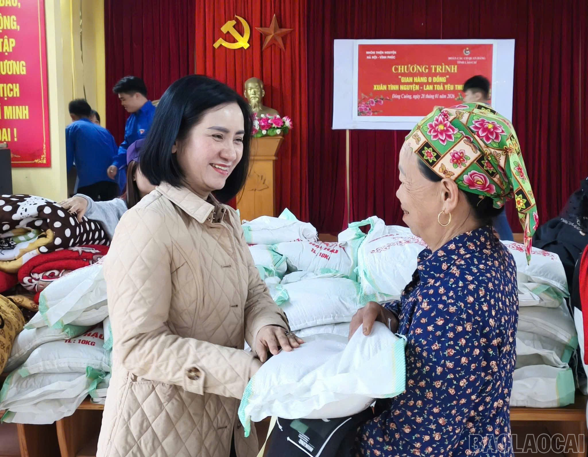 baolaocai-br_dong-chi-pho-bi-thu-dang-uy-cac-co-quan-dang-tinh-tang-qua-tet-cho-ba-con-nhan-dan.jpg
