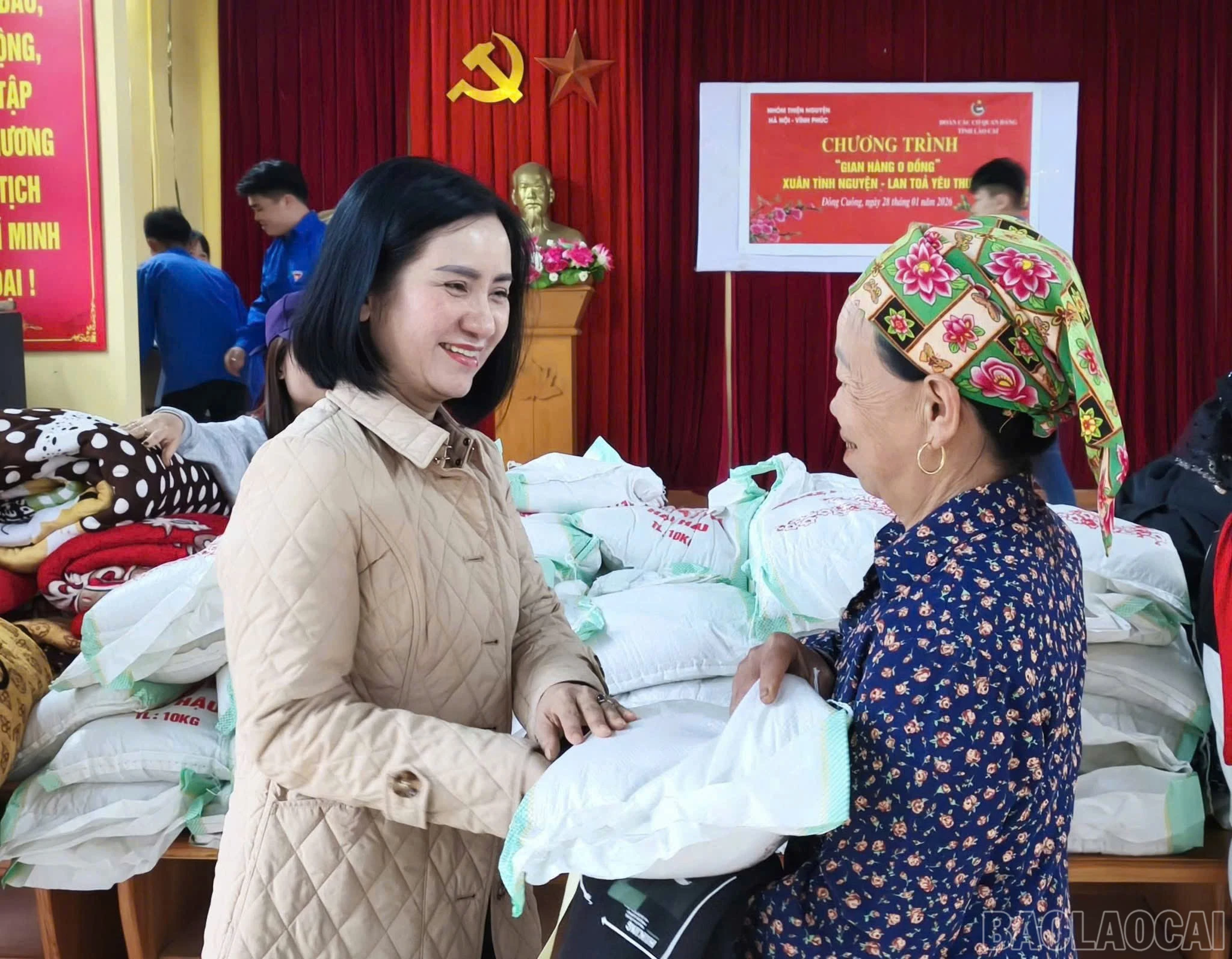 baolaocai-br_dong-chi-pho-bi-thu-dang-uy-cac-co-quan-dang-tinh-tang-qua-tet-cho-ba-con-nhan-dan.jpg
