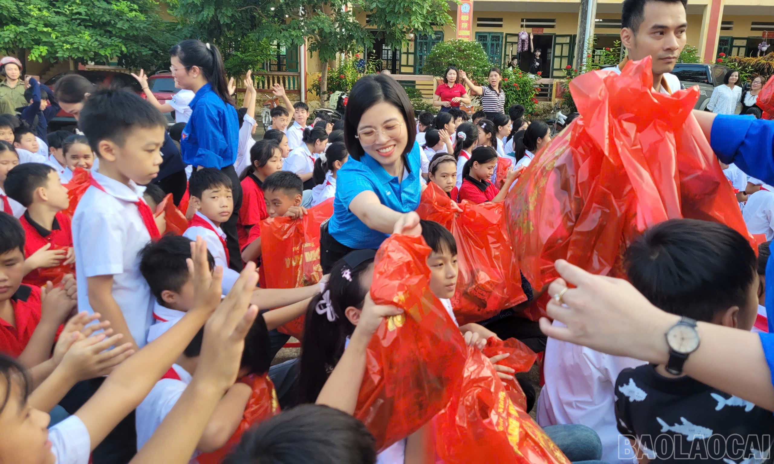 Các em học sinh háo hức nhận quà. baolaocai-br_66.jpg