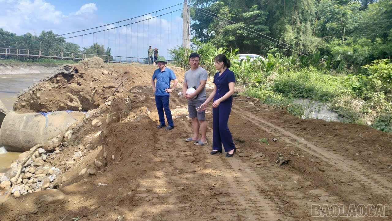 Lãnh đạo phường Cầu Thia trực tiếp kiểm tra, chỉ đạo công tác gia cố tạm thời bờ kè tại tổ dân phố Nà Đường. baolaocai-br_4.jpg