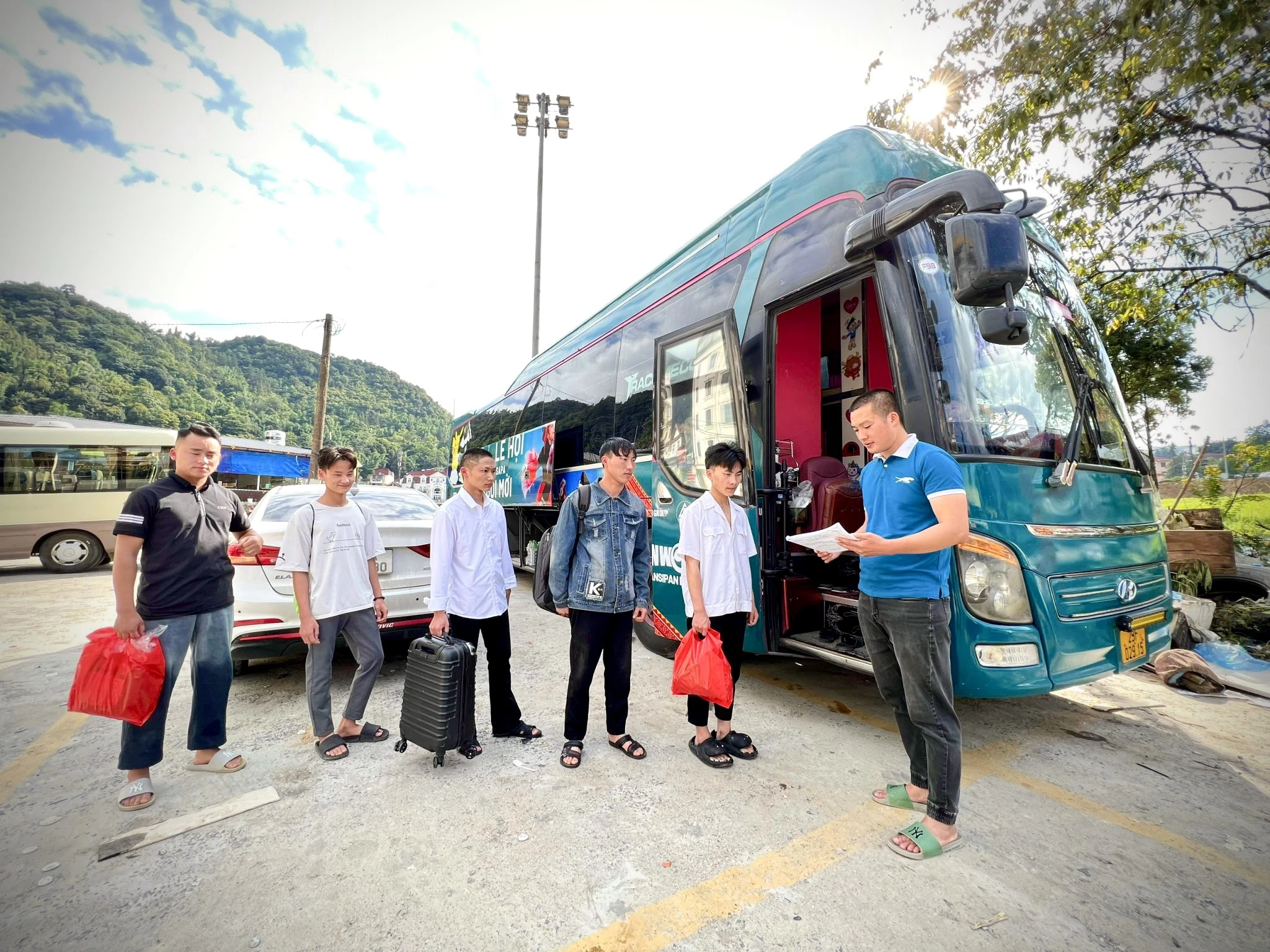 Sinh viên chỉ cần cung cấp giấy xác nhận trúng tuyển cho nhà xe là sẽ được tặng vé miễn phí để di chuyển từ Lào Cai xuống trường làm thủ tục nhập học.