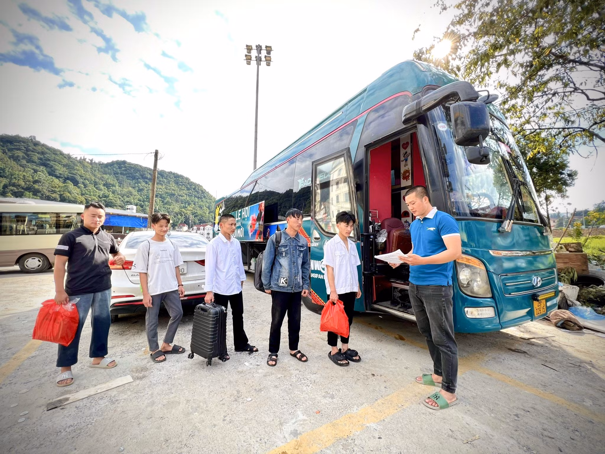 Sinh viên chỉ cần cung cấp giấy xác nhận trúng tuyển cho nhà xe là sẽ được tặng vé miễn phí để di chuyển từ Lào Cai xuống trường làm thủ tục nhập học.