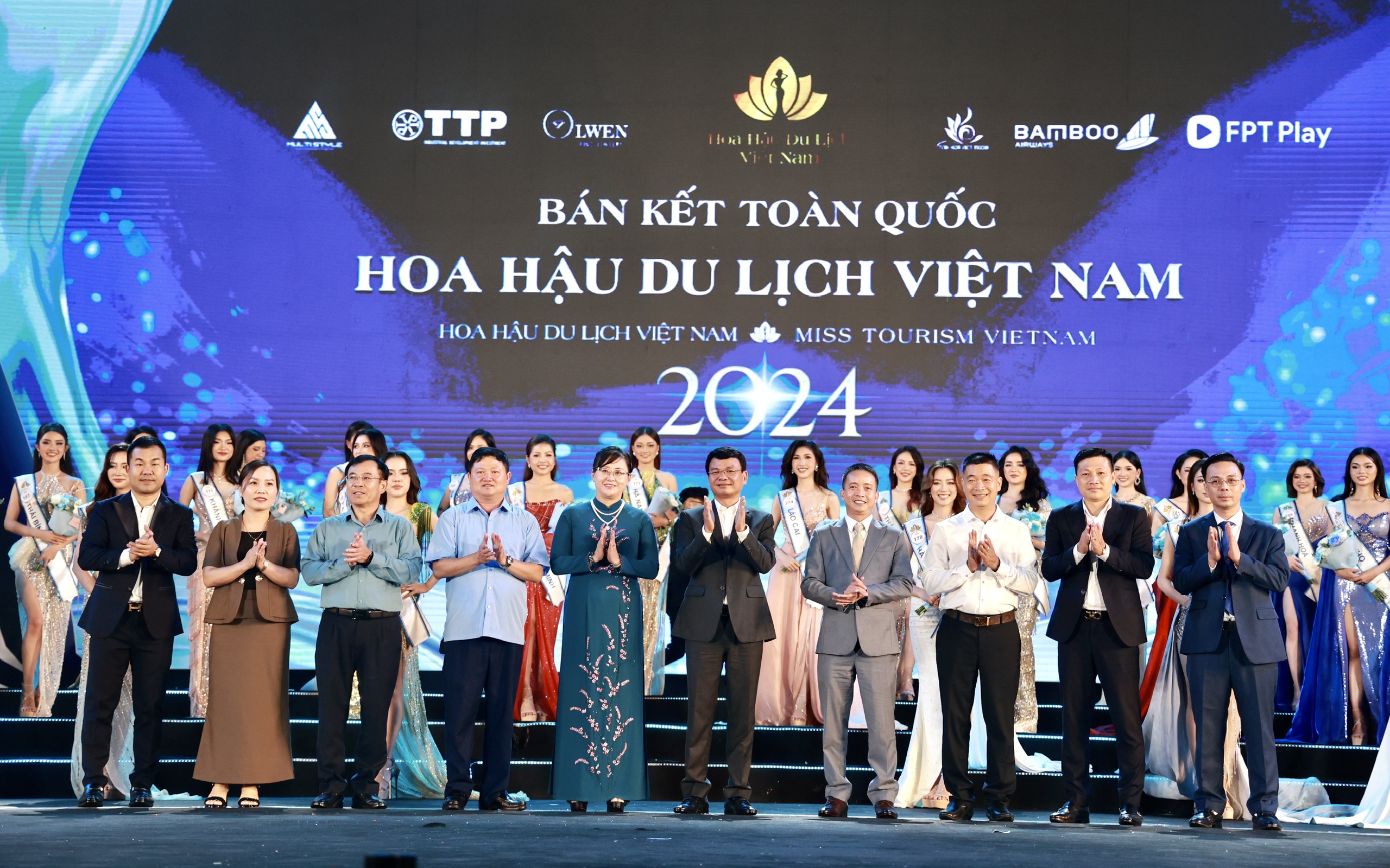 Các đồng chí lãnh đạo chụp ảnh lưu niệm cùng Ban Tổ chức cuộc thi và các thí sinh. 511f9d8c18b1baefe3a0.jpg