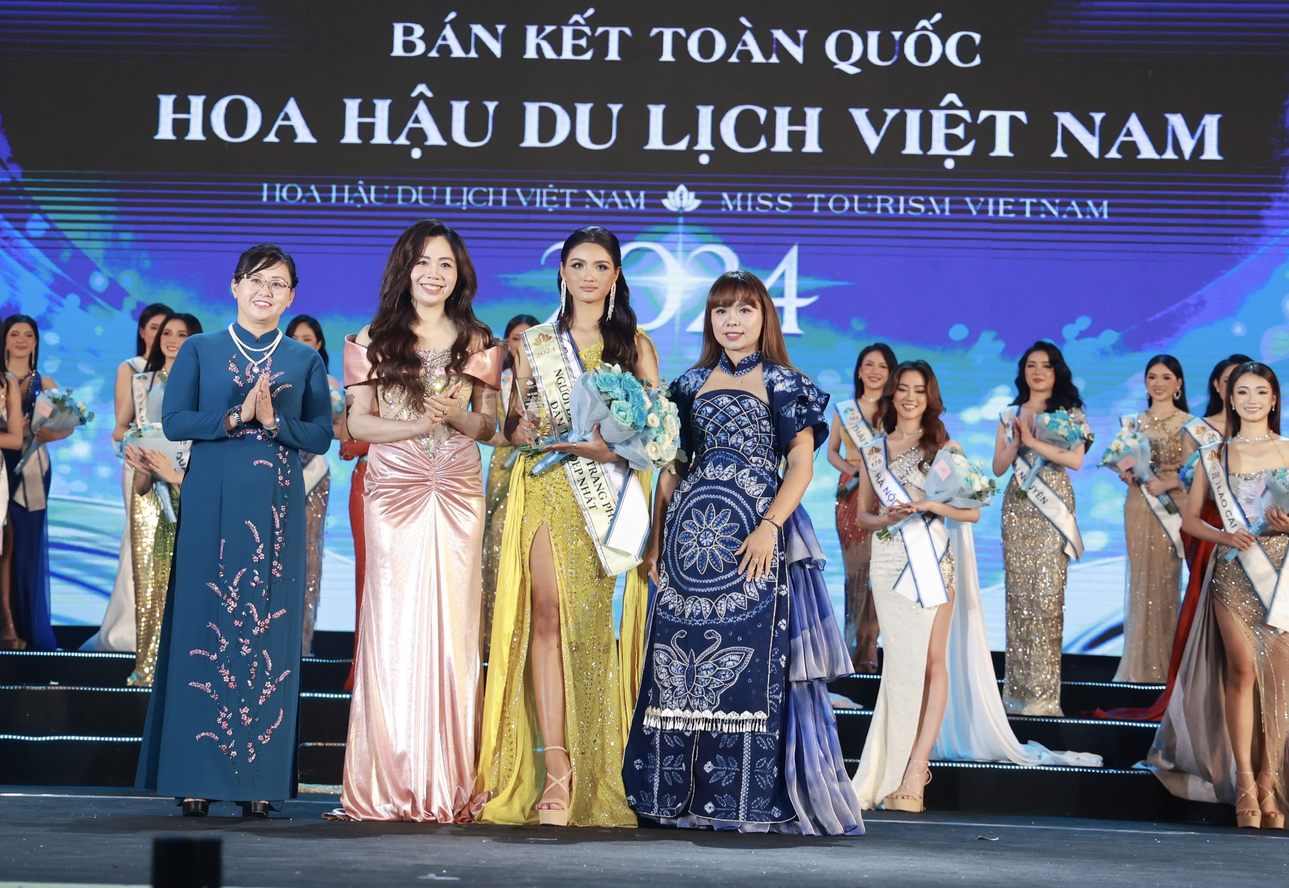 Trao giải "Người đẹp mặc trang phục dân tộc đẹp nhất". 3bc2d39fe7a245fc1cb3.jpg
