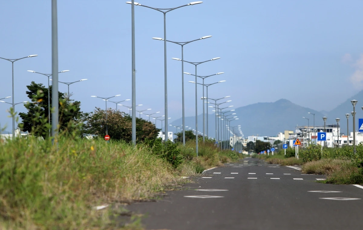 Khu đất Sân bay Nha Trang cũ được đầu tư hạ tầng nay ngổn ngang cỏ mọc.