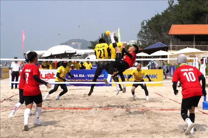Pha thi đấu kịch tính trong trận đấu đồng đội nam sáng 8/6 tại khu vực Bãi Sau, đường Thùy Vân, thành phố Vũng Tàu.