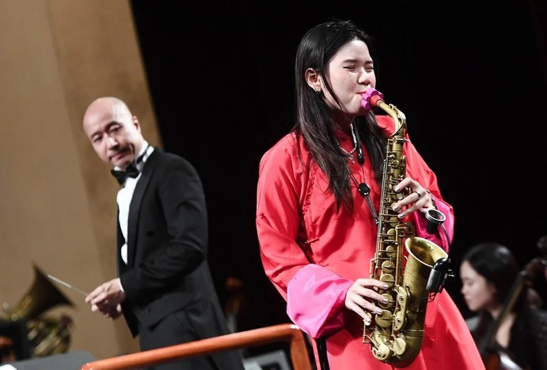 Nghệ sĩ saxophone An Trần với tiết mục “Mẹ yêu con”.