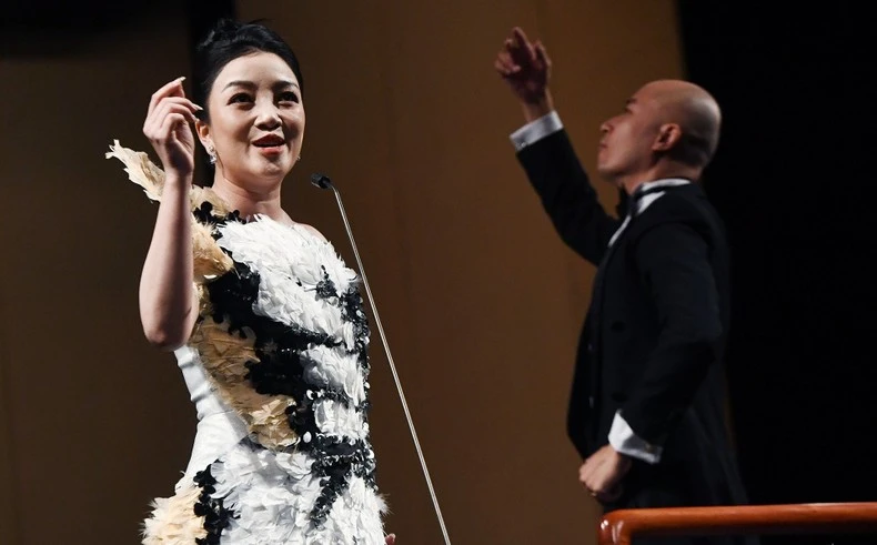 Ca sĩ Phạm Thu Hà thể hiện ca khúc "Đàn chim Việt".