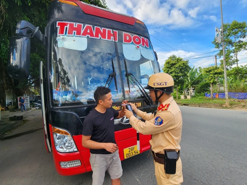 Lực lượng cảnh sát giao thông Hoà Bình kiểm tra nồng độ cồn đối với người điều khiển ô tô lưu thông trên địa bàn.