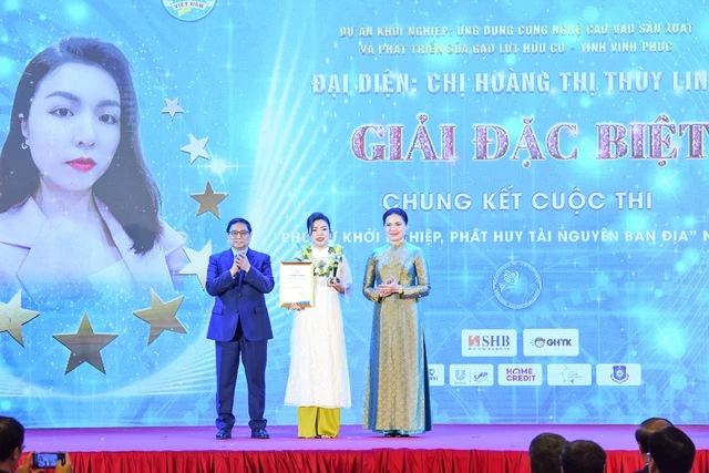 Thủ tướng Phạm Minh Chính và Chủ tịch Hội Liên hiệp Phụ nữ Việt Nam Hà Thị Nga trao giải đặc biệt cuộc thi "Phụ nữ khởi nghiệp, phát huy tài nguyên bản địa" năm 2023 - Ảnh: VGP/Nhật Bắc