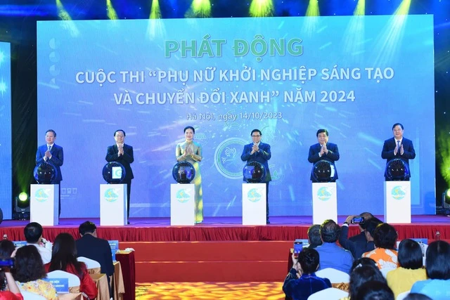Thủ tướng Phạm Minh Chính và các đại biểu thực hiện nghi thức phát động cuộc thi "Phụ nữ khởi nghiệp sáng tạo và chuyển đổi xanh" năm 2024 - Ảnh: VGP/Nhật Bắc
