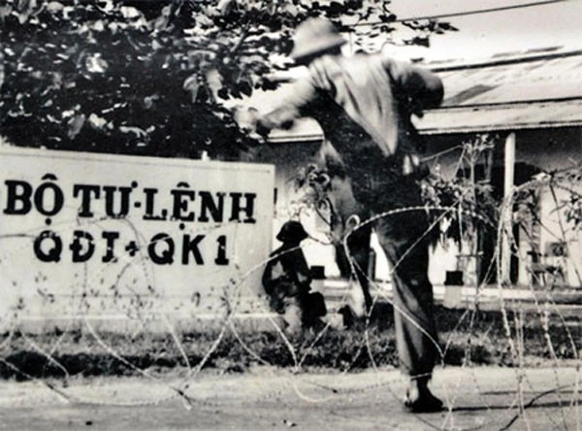 Các chiến sĩ Đại đội 1, Tiểu đoàn 1, Trung đoàn 1, Sư đoàn 2 đánh chiếm Bộ Tư lệnh Quân đoàn 1 Quân đội Sài Gòn vào hồi 11 giờ 35 phút ngày 29/3/1975.