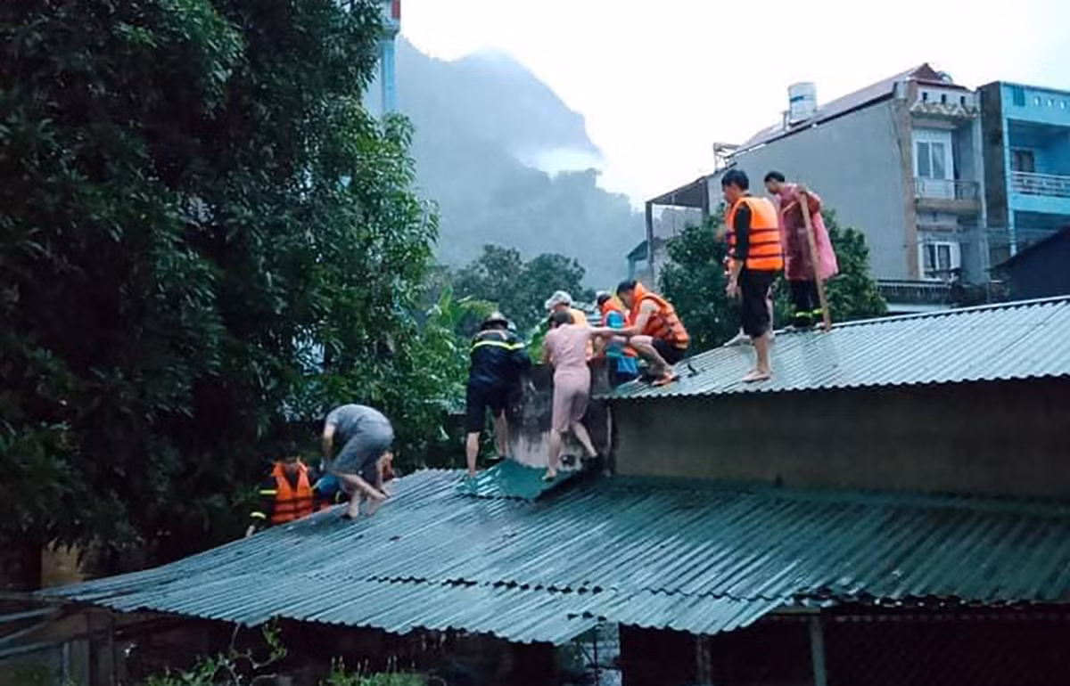 Lực lượng chức năng cứu người mắc kẹt trong mưa lũ.