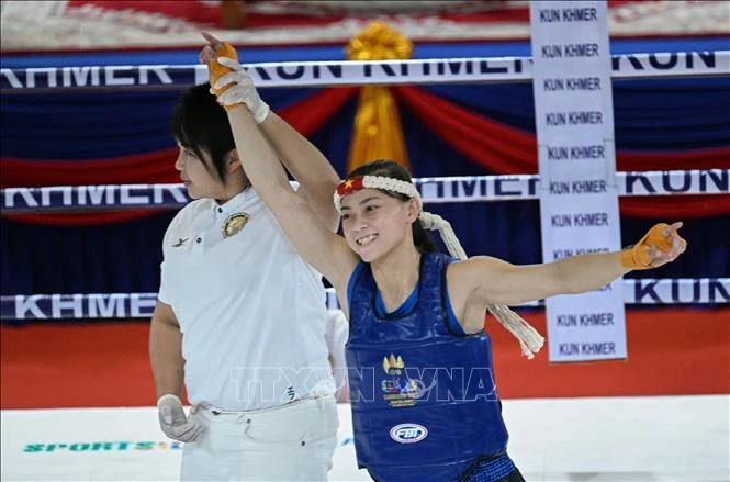 Võ sĩ Huỳnh Hà Hữu Hiếu (phải). Ảnh tư liệu: AFP/TTXVN