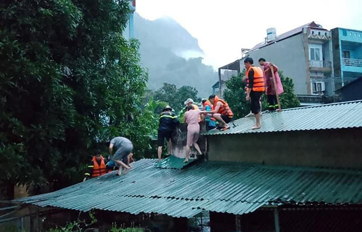 Lực lượng chức năng cứu người mắc kẹt trong mưa lũ.