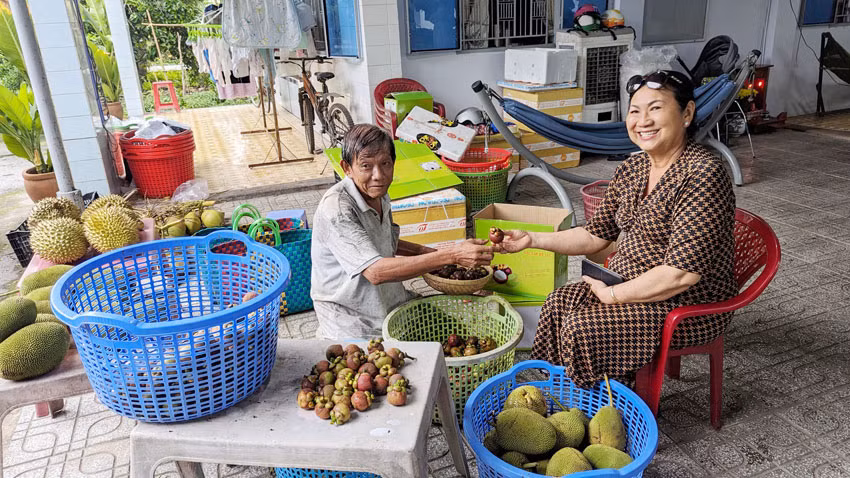 Du khách đến từ TP.Dĩ An thích thú khi mua và thưởng thức trái cây tại Vườn cây 99.