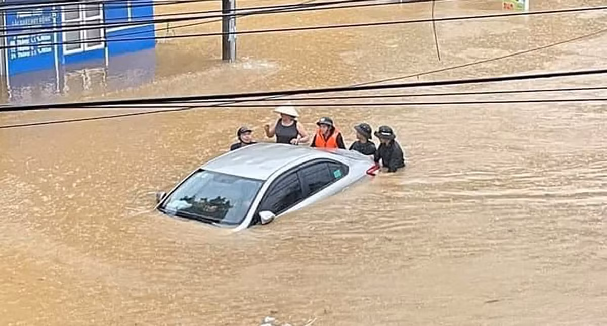 Công an phối hợp với người dân hỗ trợ các phương tiện giao thông bị chết máy.