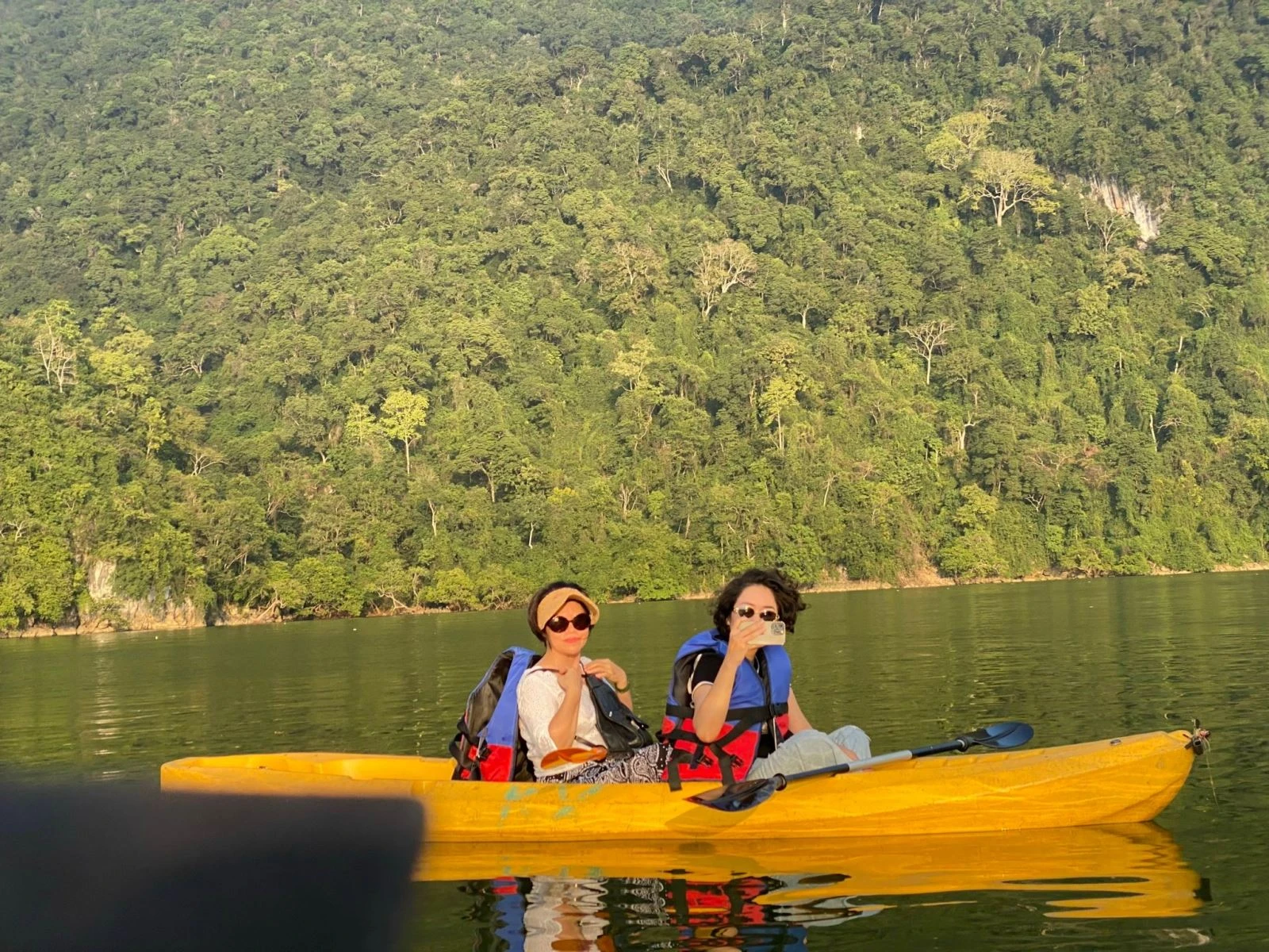 Du khách chèo thuyền kayak trên hồ Ba Bể. Ảnh: TT/Báo Tin tức