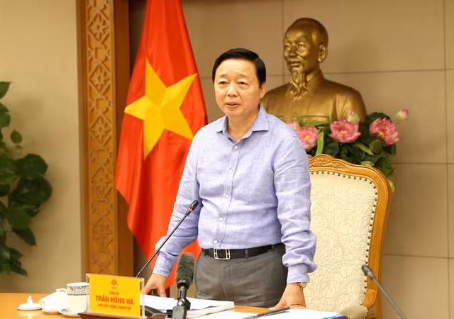 Phó Thủ tướng Trần Hồng Hà chủ trì cuộc họp với các bộ, ngành chức năng, nghe báo cáo, cho ý kiến về việc ban hành hệ thống ngành kinh tế xanh quốc gia - Ảnh: VGP/Nguyễn Hoàng