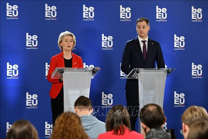 Chủ tịch Ủy ban châu Âu Ursula von der Leyen (trái) và Thủ tướng Bỉ Alexander De Croo tại cuộc họp báo sau lễ nhậm chức Chủ tịch Hội đồng EU của Bỉ ở Brussels, ngày 5/1/2024. Ảnh: AFP/TTXVN