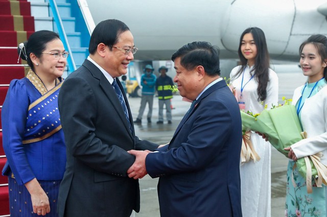 Bộ trưởng Bộ Kế hoạch và Đầu tư Nguyễn Chí Dũng, Chủ tịch Ủy ban Hợp tác Việt Nam-Lào, lãnh đạo các bộ, ngành, cơ quan Trung ương của Việt Nam đón Thủ tướng Lào Sonexay Siphandone và Phu nhân tại sân bay quốc tế Nội Bài - Ảnh: VGP/Nhật Bắc Bộ trưởng Bộ Kế hoạch và Đầu tư Nguyễn Chí Dũng, Chủ tịch Ủy ban Hợp tác Việt Nam-Lào, lãnh đạo các bộ, ngành, cơ quan Trung ương của Việt Nam đón Thủ tướng Lào Sonexay Siphandone và Phu nhân tại sân bay quốc tế Nội Bài - Ảnh: VGP/Nhật Bắc