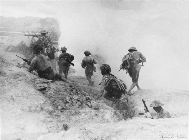 Quân đội ta áp dụng thành công chiến thuật "đánh dúi", đào chiến hào, bí mật áp sát vào tận sâu trong đồn địch, làm cho quân Pháp có cảm giác bộ đội ta như "từ dưới đất chui lên" ngay giữa đồn địch. Ảnh tư liệu: TTXVN