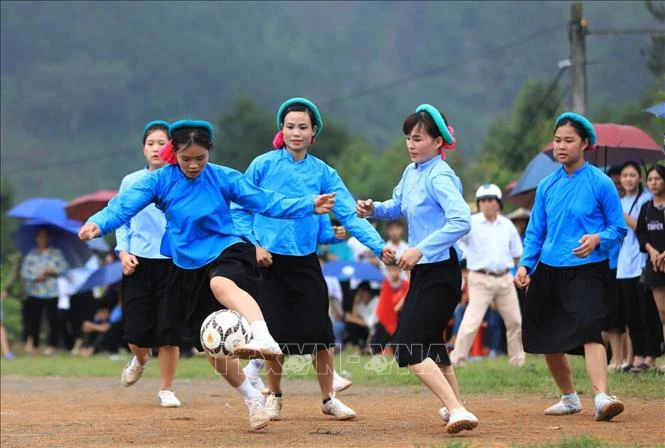 Kỹ thuật đi bóng của những cô gái Sán Chỉ (ở xã Húc Động, huyện Bình Liêu, tỉnh Quảng Ninh) không kém các cầu thủ chuyên nghiệp.