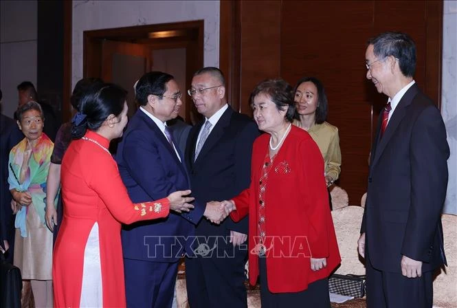 Thủ tướng Phạm Minh Chính với các nhân sĩ hữu nghị Trung Quốc.
