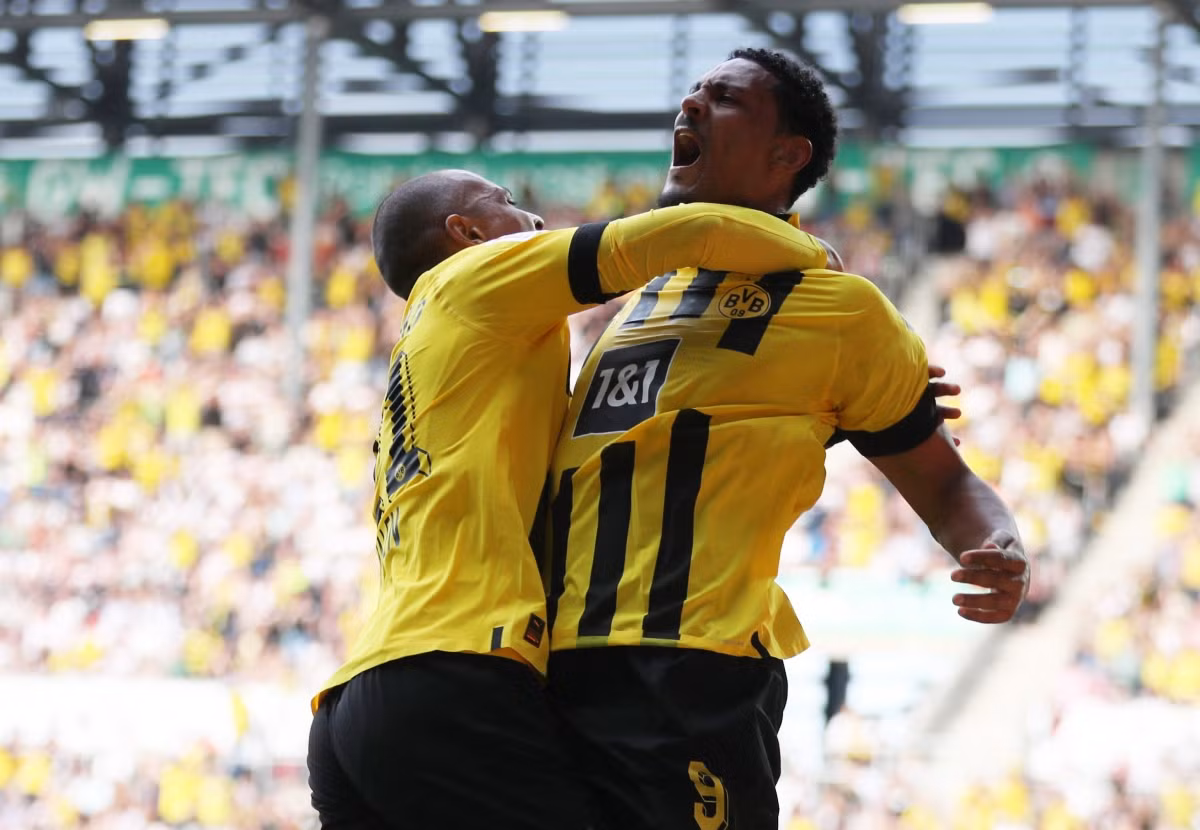 Haller ghi cú đúp giúp Dortmund mở toang cánh cửa vô địch Bundesliga.