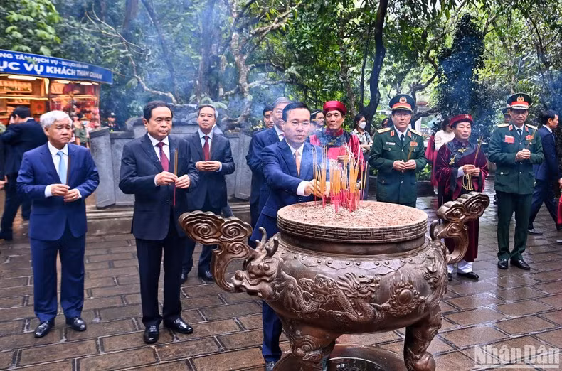 Chủ tịch nước Võ Văn Thưởng và các đại biểu dâng hương tưởng niệm các Vua Hùng tại đền Giếng.