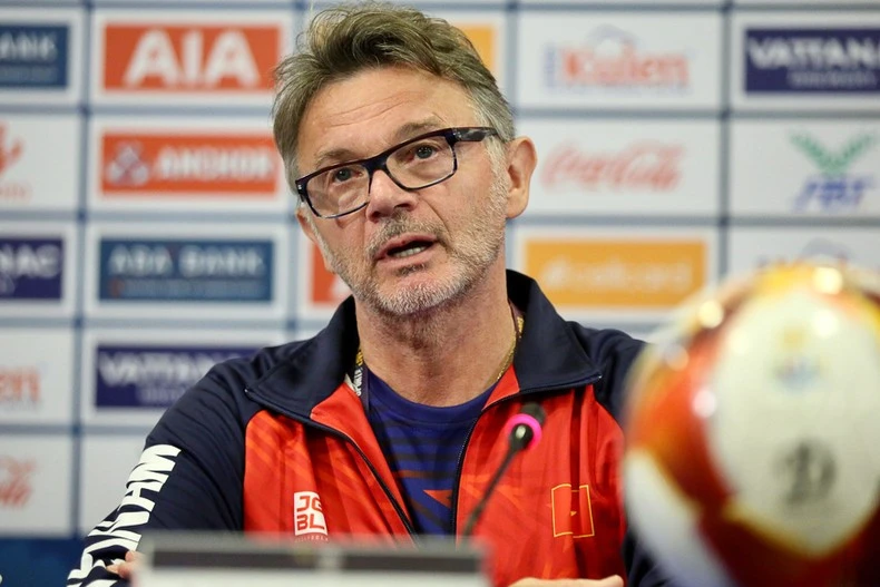 HLV Philippe Troussier trả lời câu hỏi từ phóng viên.
