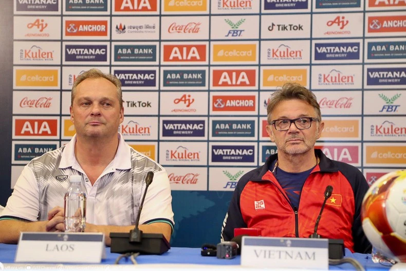 HLV Michael Weiss (trái) phát biểu tại buổi họp báo.