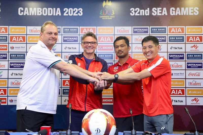 HLV U22 Lào, HLV Philippe Troussier, HLV U22 Thái Lan và HLV Singapore tại buổi họp báo trưa 29/4.