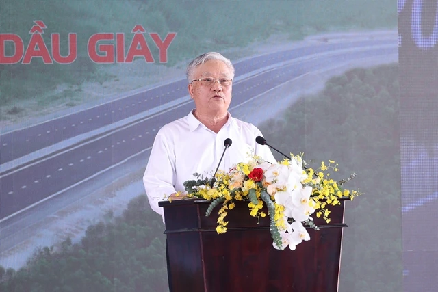 Đại diện đơn vị nhà thầu báo cáo quá trình thi công.