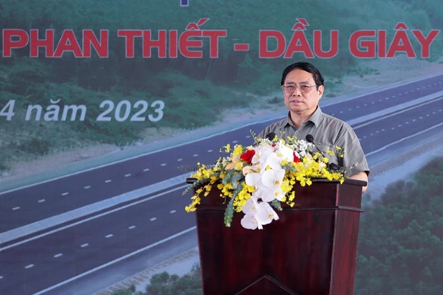 Thủ tướng đánh giá cao và biểu dương cán bộ, công chức, người lao động ngành GTVT, đặc biệt là các Ban Quản lý dự án, các nhà thầu, các đơn vị tư vấn đã có quyết tâm cao, nỗ lực lớn, tích cực đổi mới tư duy, cách nghĩ, cách làm.