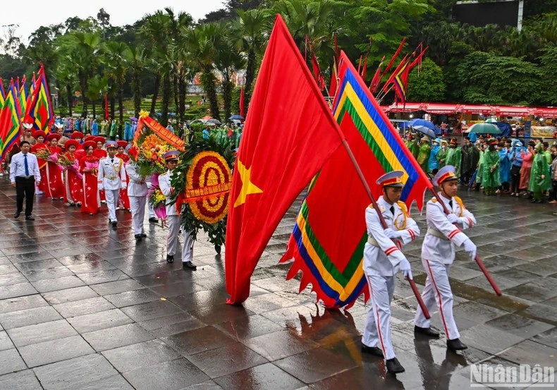 Đoàn hành lễ khởi hành lên đỉnh Nghĩa Lĩnh linh thiêng.