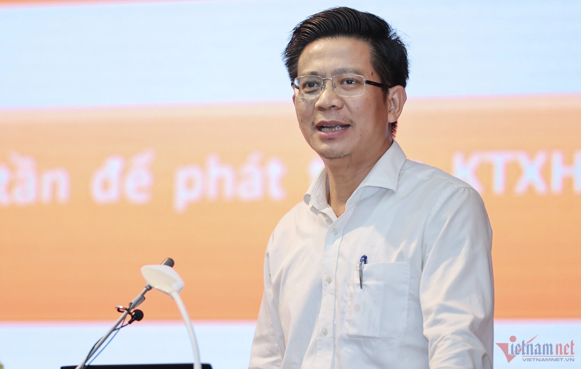 Cục trưởng Cục Tần số vô tuyến điện Lê Văn Tuấn giới thiệu về Luật sửa đổi, bổ sung một số điều của Luật Tần số vô tuyến điện tại hội nghị ngày 30/6.