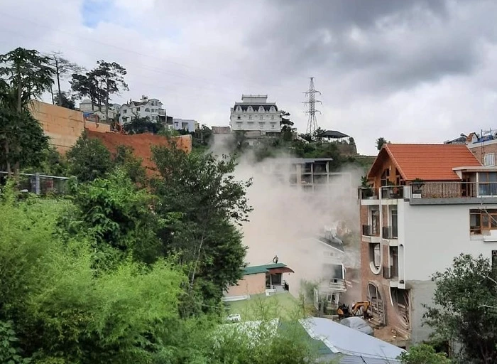 Khoảnh khắc bờ taluy đổ xuống.