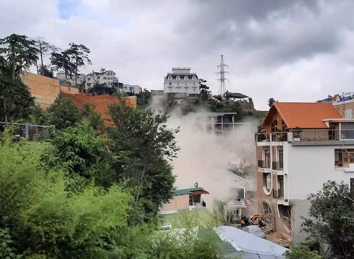 Khoảnh khắc bờ taluy đổ xuống.