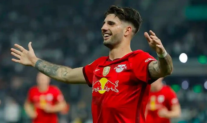 Dominik Szoboszlai ghi bàn cho RB Leipzig ở chung kết Cúp Quốc gia Đức.