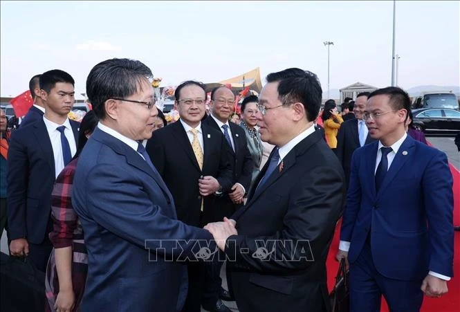 Phó Ủy viên trưởng Ủy ban Thường vụ Nhân đại toàn quốc Trung Quốc Vương Đông Minh tiễn Chủ tịch Quốc hội Vương Đình Huệ tại Sân bay quốc tế Trường Thủy Côn Minh. Ảnh: TTXVN.