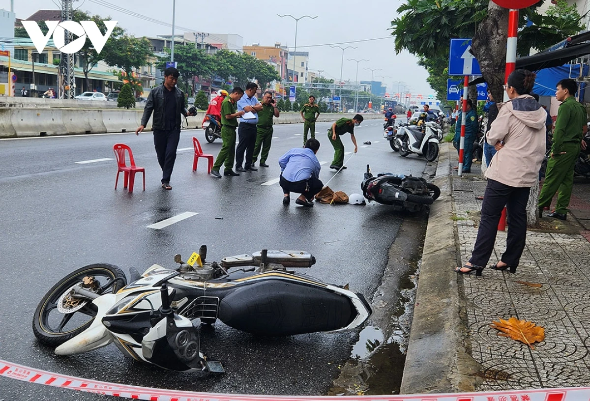 Xe máy của 2 đối tượng đâm vào xe máy màu bạc của người dân nên ngã ra đường.